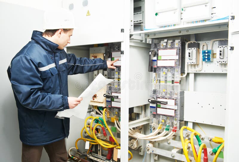 Trabajador del ingeniero del electricista foto de archivo Trabajador del ingeniero del electricista foto de archivo