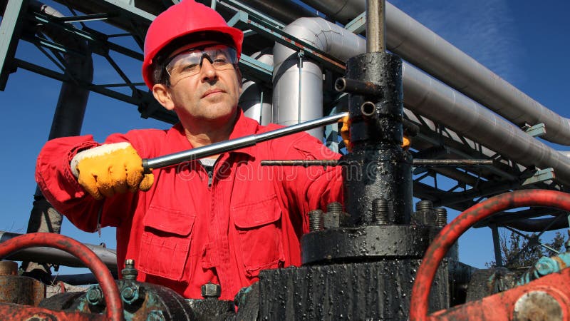 Trabajador del petróleo y gas en la acción dentro de la refinería fotografía de archivo Trabajador del petróleo y gas en la acción dentro de la refinería fotografía de archivo