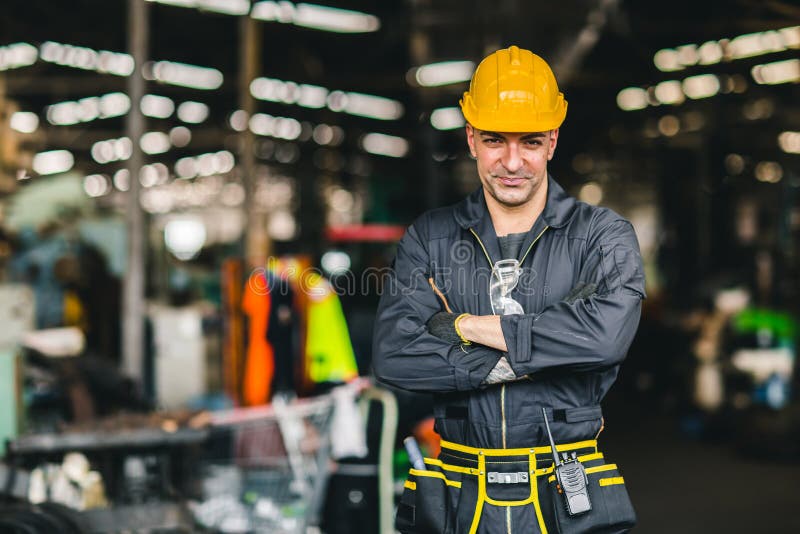 Trabajador Feliz, Retrato De Mano De Obra Guapa Doblado Con Herramientas De  Traje De Seguridad Cinturón Y Hombre De Servicio De R Foto de archivo -  Imagen de europeo, juego: 173108428