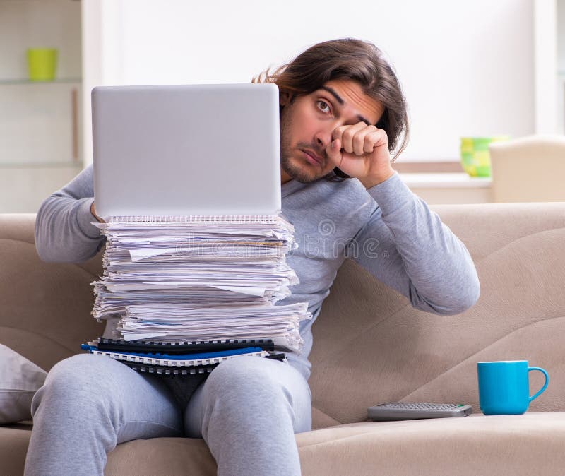 Trabajador independiente joven trabajando desde casa imagenes de archivo
