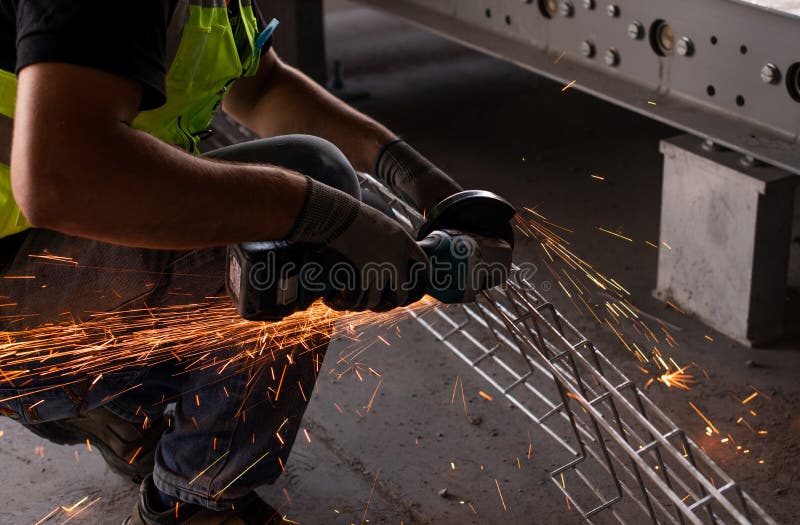 Trabajador industrial, cortar metal con molino Apariencia visible Concepto de trabajo industrial y metálico foto de archivo Trabajador industrial, cortar metal con molino Apariencia visible Concepto de trabajo industrial y metálico foto de archivo