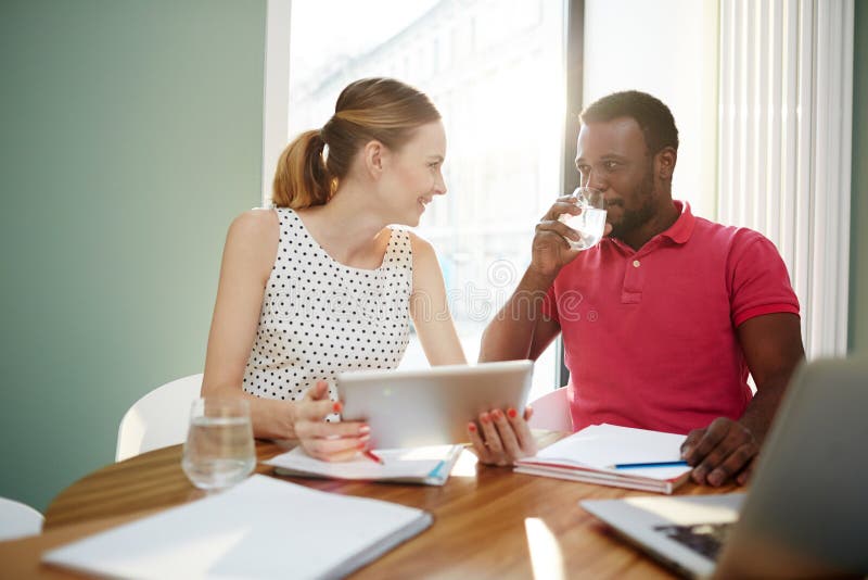Trabajador y mujer contentos con la tableta imagenes de archivo Trabajador y mujer contentos con la tableta imagenes de archivo