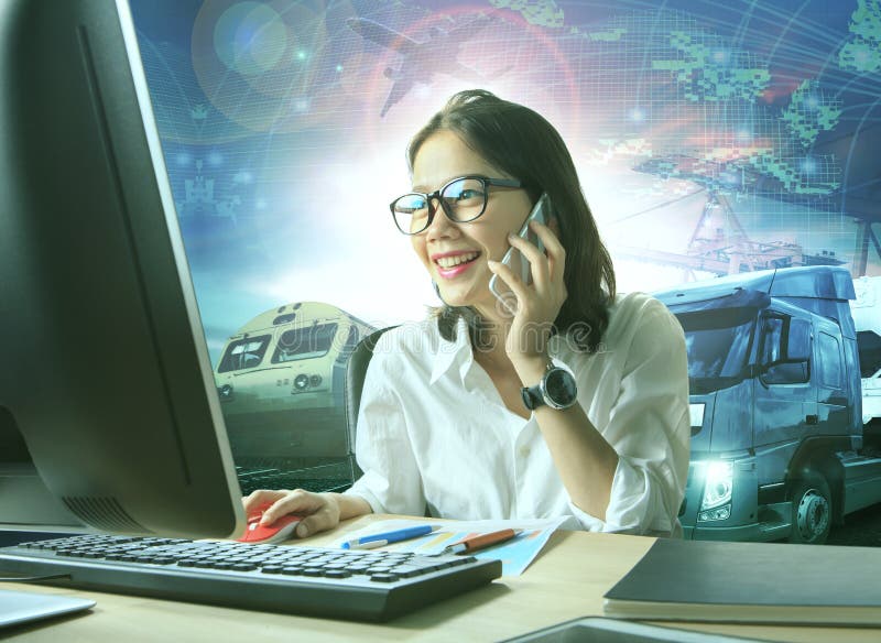 Trabajadora profesional y negocio logístico de la industria foto de archivo Trabajadora profesional y negocio logístico de la industria foto de archivo