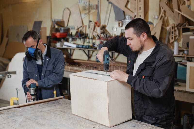 Trabajadores construyendo muebles de madera fotos de archivo