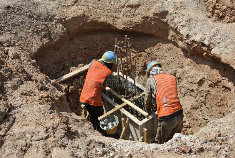 Trabajadores de construcción que usan la amoladora para cortar el acero fotografía de archivo Trabajadores de construcción que usan la amoladora para cortar el acero fotografía de archivo