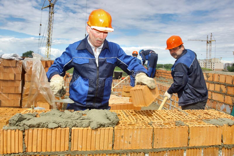 Trabajadores en el emplazamiento de la obra fotos de archivo libres de regalías Trabajadores en el emplazamiento de la obra fotos de archivo libres de regalías