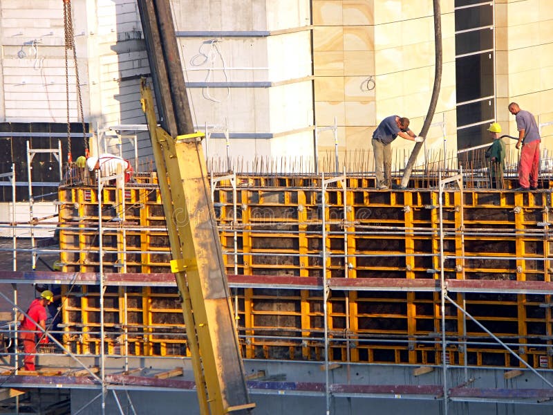 Trabajadores en el emplazamiento de la obra imagen de archivo Trabajadores en el emplazamiento de la obra imagen de archivo