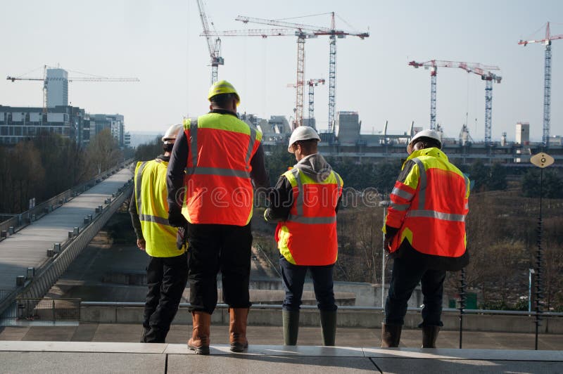Trabajadores en emplazamiento de la obra adentro fotografía de archivo Trabajadores en emplazamiento de la obra adentro fotografía de archivo