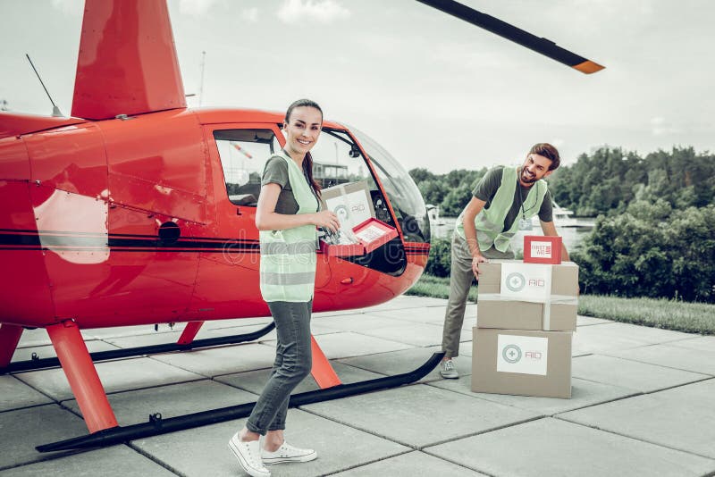 Trabajadores humanitarios cerca de helicÃ³pteros que envÃ­an paquetes