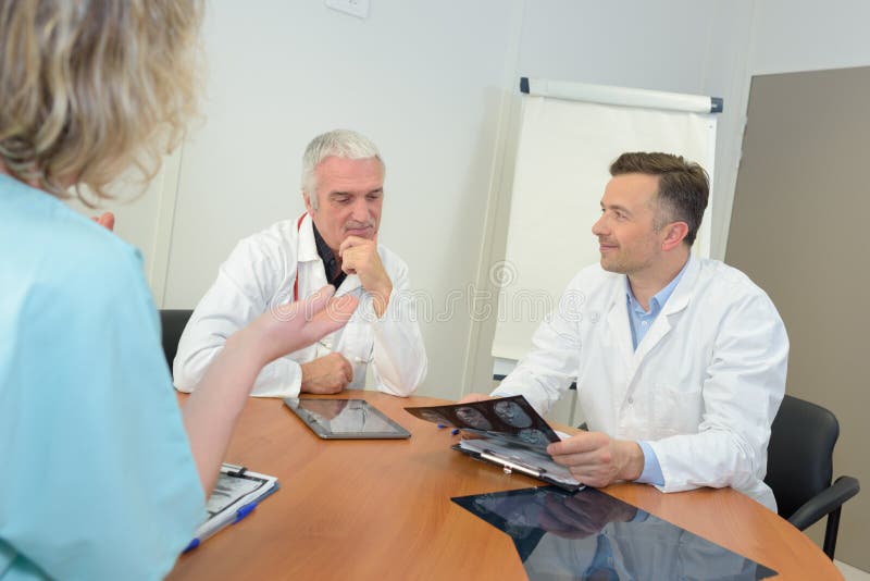 Trabajadores médicos dicussing resultados de la radiografía imágenes de archivo libres de regalías Trabajadores médicos dicussing resultados de la radiografía imágenes de archivo libres de regalías
