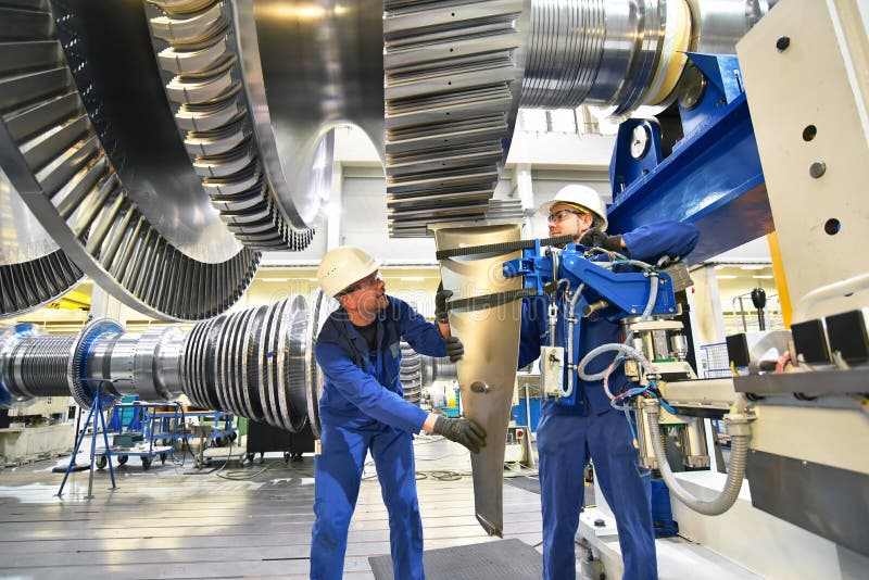 Trabajadores que montan y que construyen las turbinas de gas en un ind moderno fotografía de archivo Trabajadores que montan y que construyen las turbinas de gas en un ind moderno fotografía de archivo