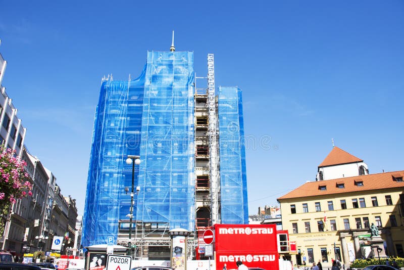 Trabajadores y maquinaria de Czechia que trabajan en el emplazamiento de la obra fotos de archivo Trabajadores y maquinaria de Czechia que trabajan en el emplazamiento de la obra fotos de archivo