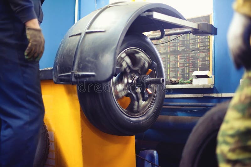 Trabajadores y servicio de proceso del neumático, rueda del neumático del coche imágenes de archivo libres de regalías Trabajadores y servicio de proceso del neumático, rueda del neumático del coche imágenes de archivo libres de regalías