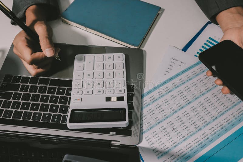 Trabajar desde casa Trabajadora de Closeup con computadora portátil y análisis de informe financiero