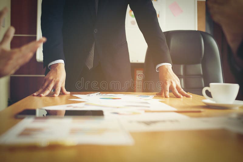 Trabaje los escritorios, los lugares de trabajo, el negocio y el trabajo industrial El trabajo en equipo es un gran equipo de hom fotos de archivo Trabaje los escritorios, los lugares de trabajo, el negocio y el trabajo industrial El trabajo en equipo es un gran equipo de hom fotos de archivo