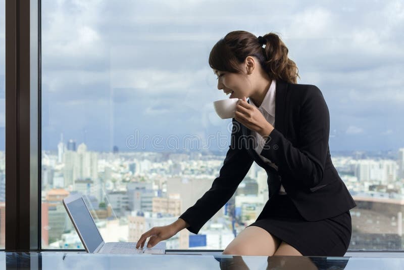 Trabajo asiático de la mujer de negocios foto de archivo libre de regalías Trabajo asiático de la mujer de negocios foto de archivo libre de regalías