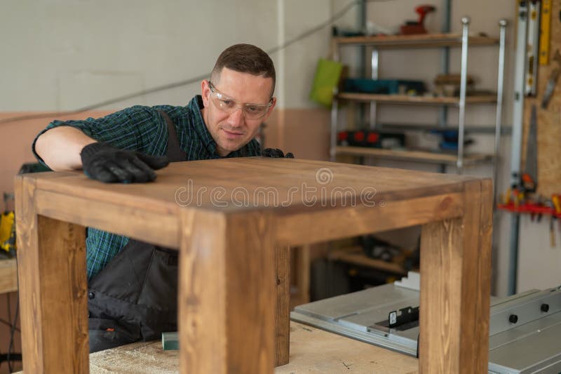 Trabajo De Acabado De Carpintero Masculino Sobre Mesa De Madera En Taller.  Imagen de archivo - Imagen de artesano, muebles: 274518173