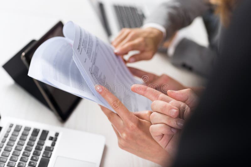 Trabajo de las mujeres de negocios con los documentos en oficina, el papel de Teamwork Female Discussing de dos empresarias o el fotografía de archivo Trabajo de las mujeres de negocios con los documentos en oficina, el papel de Teamwork Female Discussing de dos empresarias o el fotografía de archivo