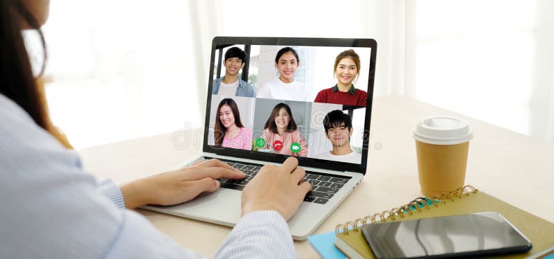Trabajo de videoconferencia del equipo de negocios de asia casera haciendo videollamada por el grupo virtual web del equipo de asi