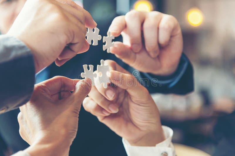 Trabajo del equipo del hombre de negocios que celebra el rompecabezas dos imagen de archivo Trabajo del equipo del hombre de negocios que celebra el rompecabezas dos imagen de archivo