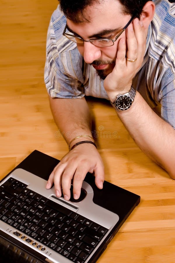 Trabajo del hombre con su computadora portátil 03 fotografía de archivo libre de regalías Trabajo del hombre con su computadora portátil 03 fotografía de archivo libre de regalías