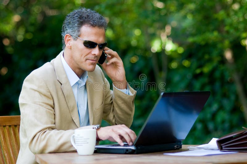 Trabajo del hombre de negocios al aire libre imágenes de archivo libres de regalías Trabajo del hombre de negocios al aire libre imágenes de archivo libres de regalías