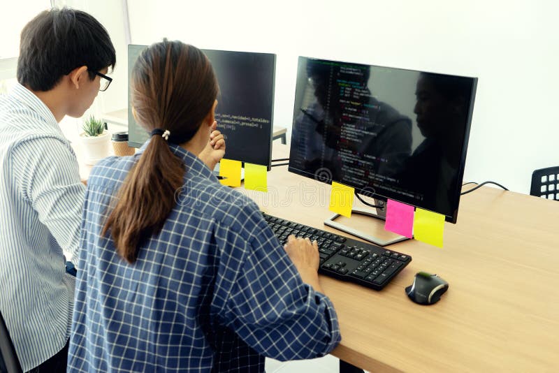 trabajo del programador con la programaci?n que se convierte fotografía de archivo libre de regalías trabajo del programador con la programaci?n que se convierte fotografía de archivo libre de regalías