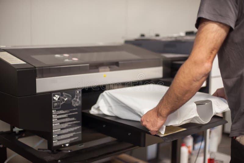Trabajo De Impresión Gráfica En La Impresora De Impresión Camisetas Digitales de archivo - Imagen de primer, trabajador: 231674588
