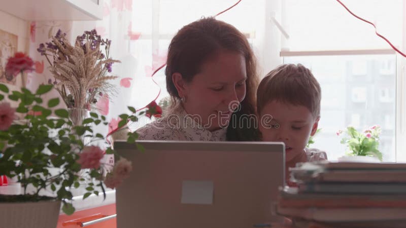 Trabajo a distancia en el hogar en presencia de un niño pequeño. trabajar en Internet de forma remota desde el equipo doméstico. s