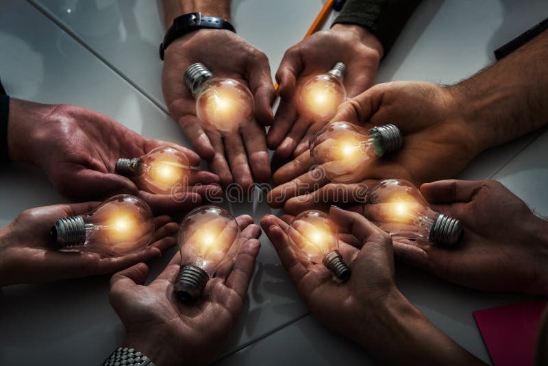 Trabajo en equipo y concepto de lluvia de ideas con empresarios que comparten una idea con una lámpara. concepto de inicio