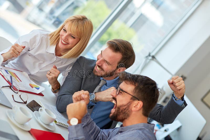 Trabajo en grupo Grupo de hombres de negocios que trabajan y que discuten junto en la oficina imagen de archivo Trabajo en grupo Grupo de hombres de negocios que trabajan y que discuten junto en la oficina imagen de archivo
