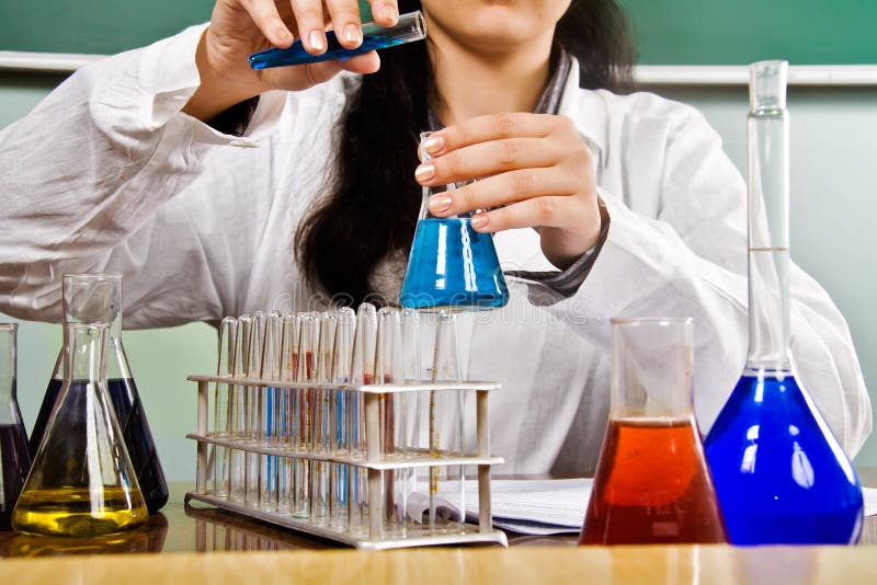 Trabajar en un laboratorio foto de archivo