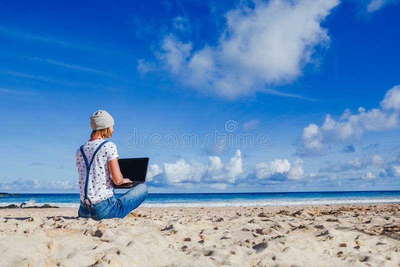 Trabajo joven de la mujer del inconformista al aire libre imagen de archivo Trabajo joven de la mujer del inconformista al aire libre imagen de archivo