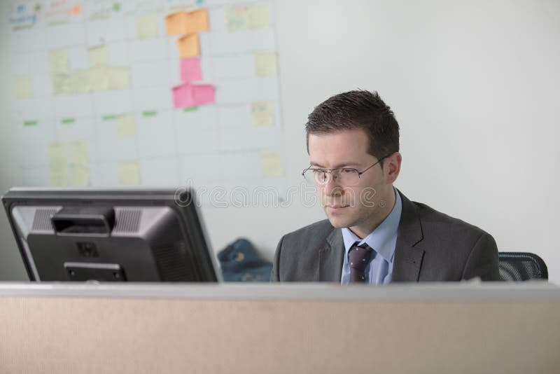 Trabajo joven feliz del hombre de negocios en oficina moderna Hombre de negocios hermoso In Office Bussinesmen reales del economi fotos de archivo libres de regalías Trabajo joven feliz del hombre de negocios en oficina moderna Hombre de negocios hermoso In Office Bussinesmen reales del economi fotos de archivo libres de regalías