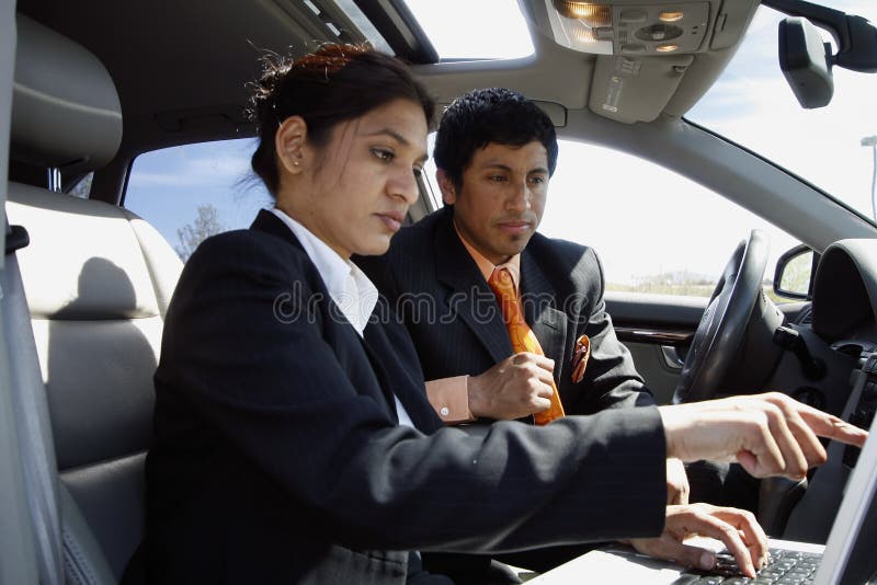 Trabajo junto en el coche imagen de archivo libre de regalías