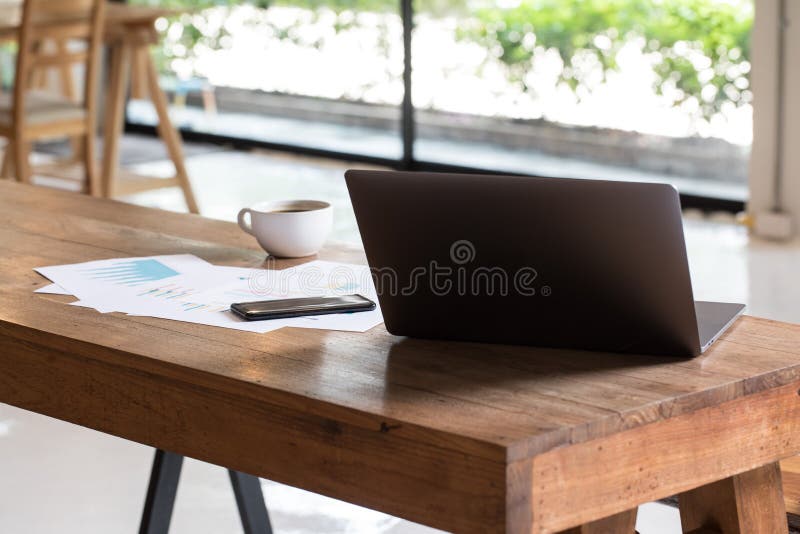 Trabajo móvil en el espacio de co-trabajo imagen de archivo libre de regalías Trabajo móvil en el espacio de co-trabajo imagen de archivo libre de regalías