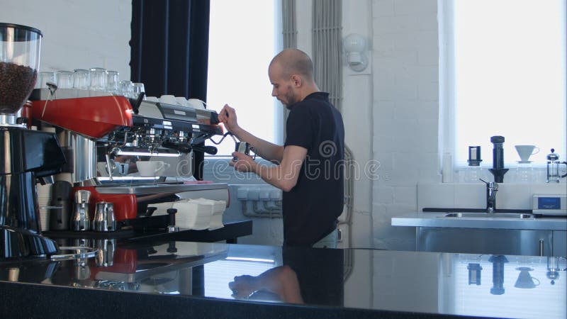 Trabajo profesional del barista, preparando la leche para el café fotos de archivo Trabajo profesional del barista, preparando la leche para el café fotos de archivo
