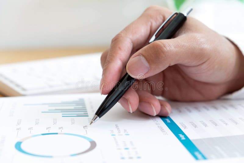 Trabajo que se sienta financiero de los hombres de negocios del primer que comprueba documentos usando tecnolog?a imagen de archivo libre de regalías Trabajo que se sienta financiero de los hombres de negocios del primer que comprueba documentos usando tecnolog?a imagen de archivo libre de regalías