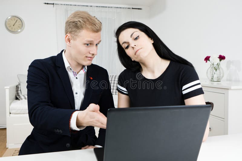 Trabajos de los superiores con el subordinado Punto rubio del hombre en la cuestión clave foto de archivo libre de regalías Trabajos de los superiores con el subordinado Punto rubio del hombre en la cuestión clave foto de archivo libre de regalías