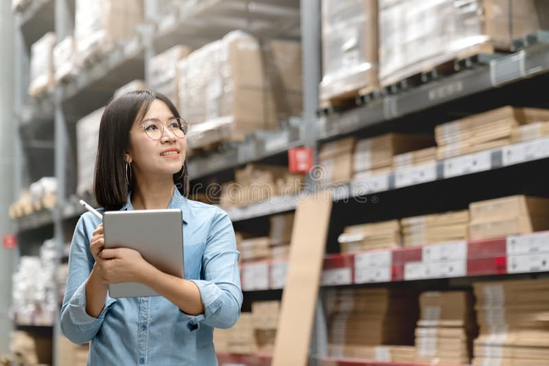 Trabalhador asiático atrativo novo, proprietário, mulher do empresário que guarda o tablet pc esperto que olha o lado acima acima imagem de stock royalty free Trabalhador asiático atrativo novo, proprietário, mulher do empresário que guarda o tablet pc esperto que olha o lado acima acima imagem de stock royalty free