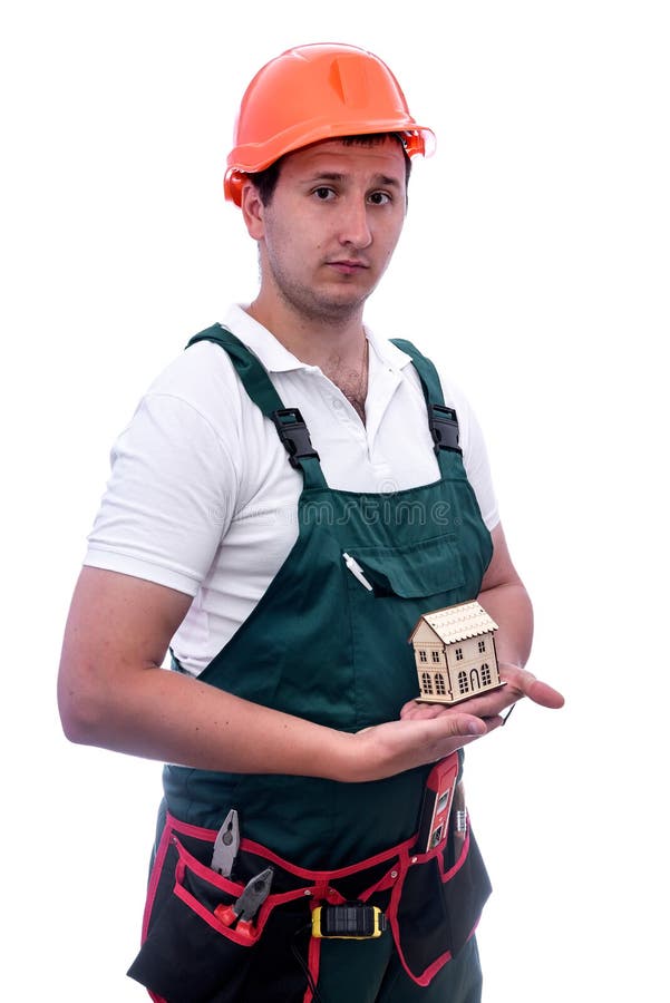 Trabalhador com capacete segurando modelo de madeira imagem de stock