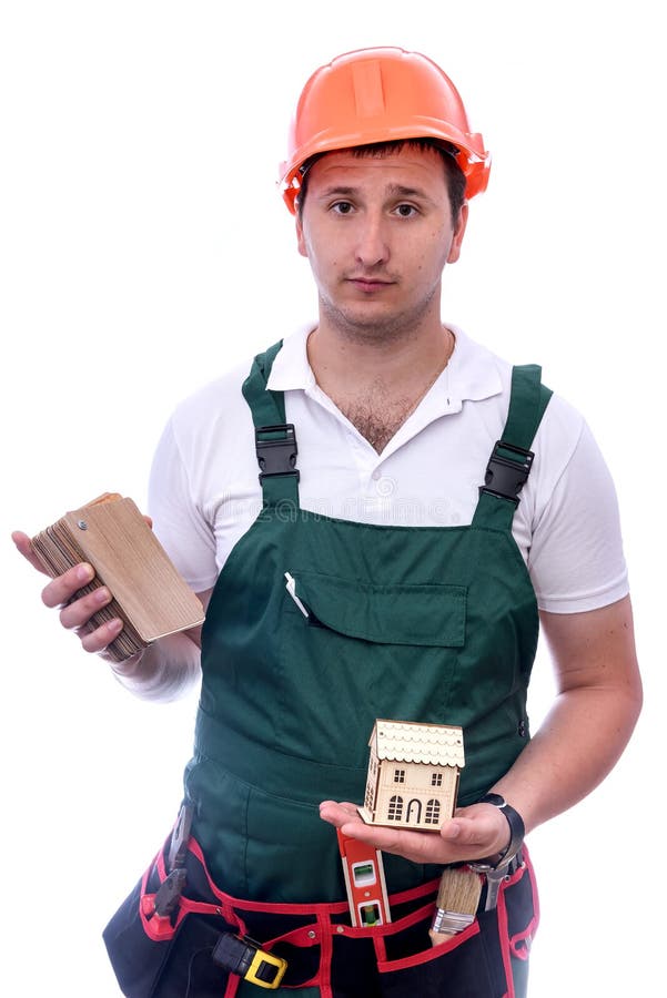 Trabalhador com capacete segurando modelo de madeira fotografia de stock