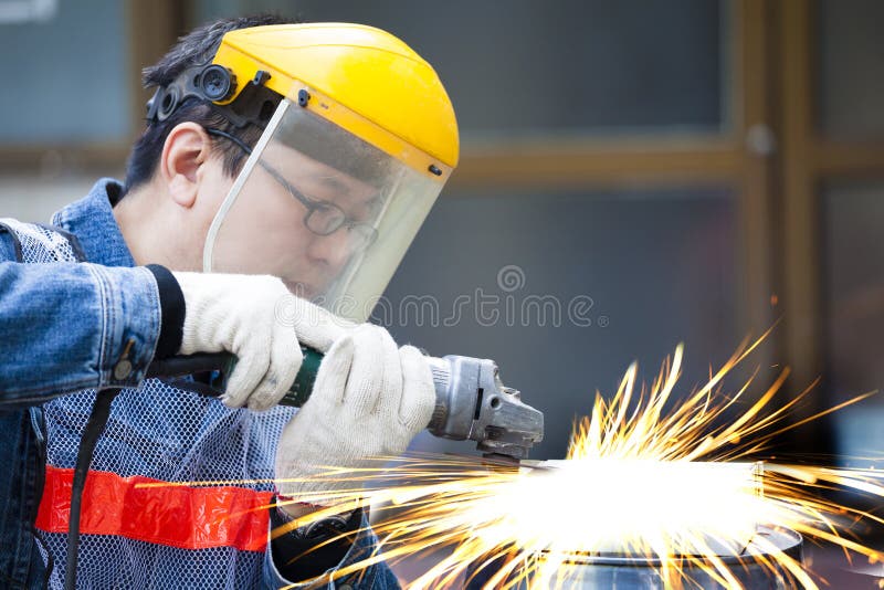 Trabalhador com metal do corte de máquina do moedor