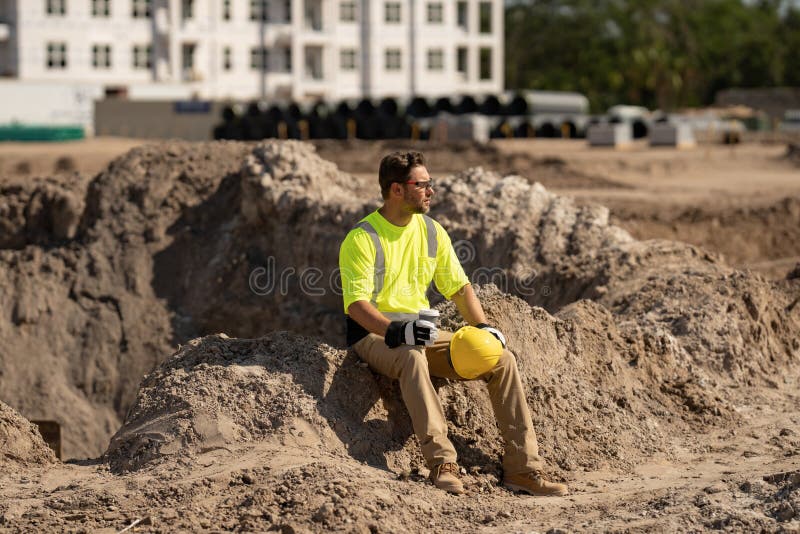 Trabalhador Da Construção Civil Em Casa Em Construção. Trabalhador Da  Construção De Um Homem, Um Local De Trabalho. Retrato Do Con Foto de Stock  - Imagem de casa, empregado: 278076726