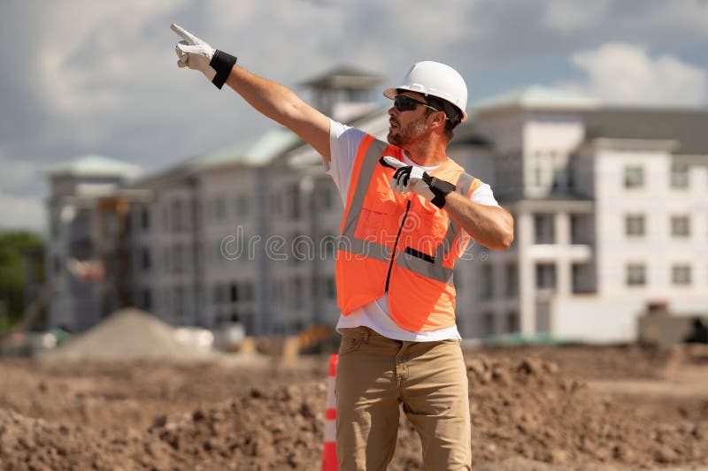 Trabalhador Da Construção Civil Em Casa Em Construção. Trabalhador Da  Construção De Um Homem, Um Local De Trabalho. Retrato Do Con Foto de Stock  - Imagem de casa, empregado: 278076726