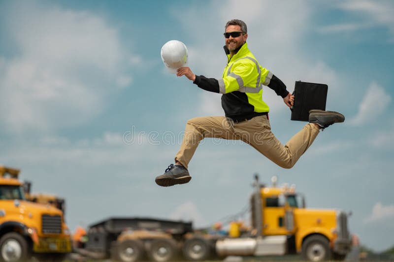 Trabalhador Da Construção Civil Em Casa Em Construção. Trabalhador Da  Construção De Um Homem, Um Local De Trabalho. Retrato Do Con Foto de Stock  - Imagem de casa, empregado: 278076726