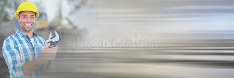 Trabalhador da construção com a ferramenta da chave na frente do canteiro de obras com efeito da transição foto de stock Trabalhador da construção com a ferramenta da chave na frente do canteiro de obras com efeito da transição foto de stock