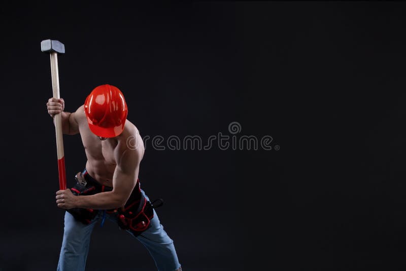 Trabalhador da construção em topless novo considerável com martelo de pequeno trenó, tiro do estúdio, fundo preto Construtor foto de stock royalty free Trabalhador da construção em topless novo considerável com martelo de pequeno trenó, tiro do estúdio, fundo preto Construtor foto de stock royalty free
