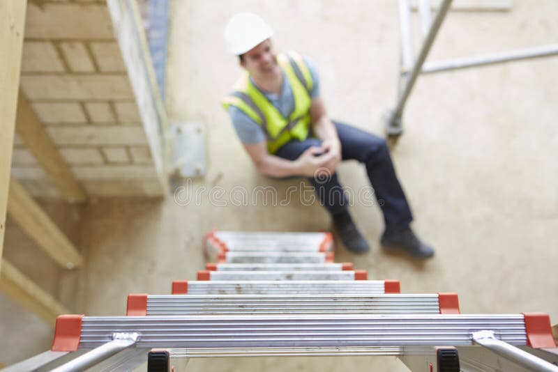 Trabalhador da construção Falling Off Ladder e pé do ferimento