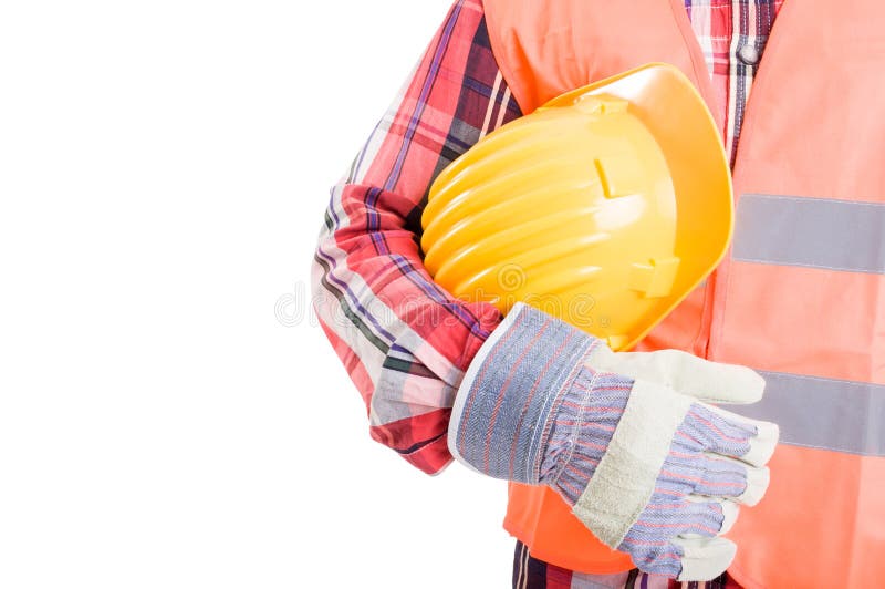 Trabalhador da construção que guarda o capacete amarelo sob seu braço foto de stock royalty free Trabalhador da construção que guarda o capacete amarelo sob seu braço foto de stock royalty free